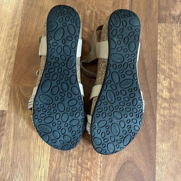 Comfortable sandal, lightly worn - Picture 3 of 3